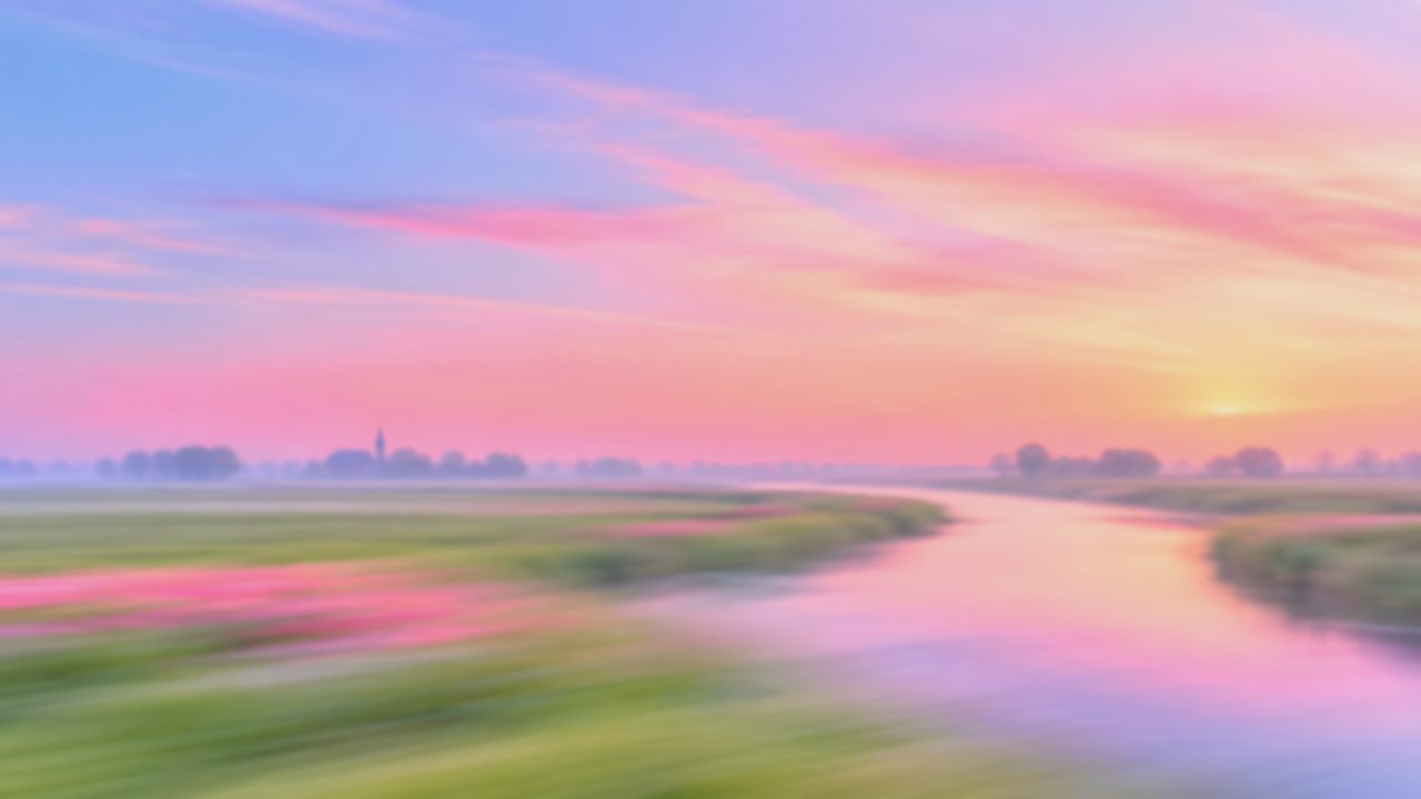 Hollands polderlandschap met een rivier en een kerktoren bij zonsopkomst